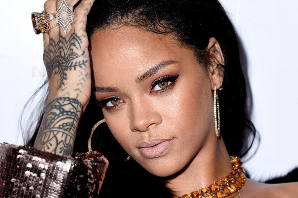 Rihanna estalla contra fan y la bloquea en Twitter