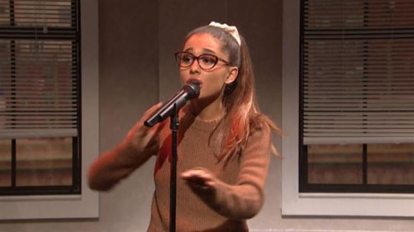 Ariana Grande imita a Shakira y Rihanna en ‘Saturday Night Live’