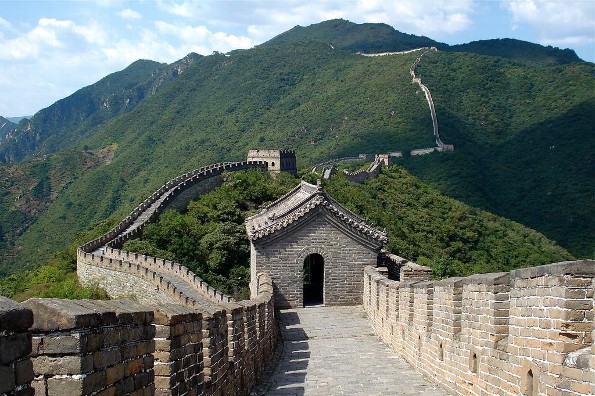 Este hombre desafía a la gravedad al posar extrañamente en la Muralla China 