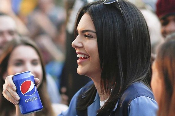 Tras incesantes críticas, Pepsi retira comercial de Kendall Jenner