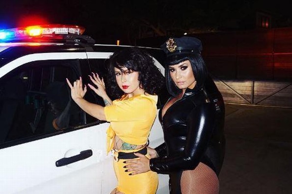 Demi Lovato presume su trasero con sexy disfraz de policía (+FOTOS)