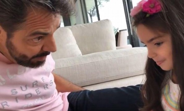 Ups Aitana Impide Que Eugenio Derbez Le Dé Su Primer Juguete A Su Nieta Kailani Video 