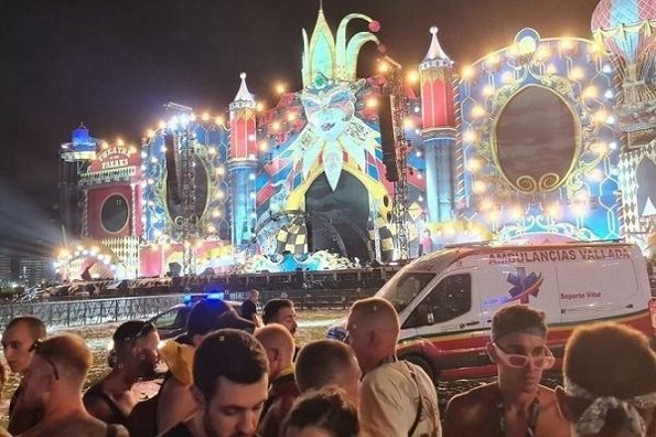 Imagen Cae escenario en festival de música; reportan un muerto y muchos heridos (+video)
