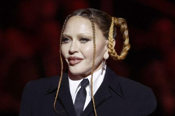 Imagen ¡Madre santa! Madonna aparece con nuevo rostro en los Grammy (+video)