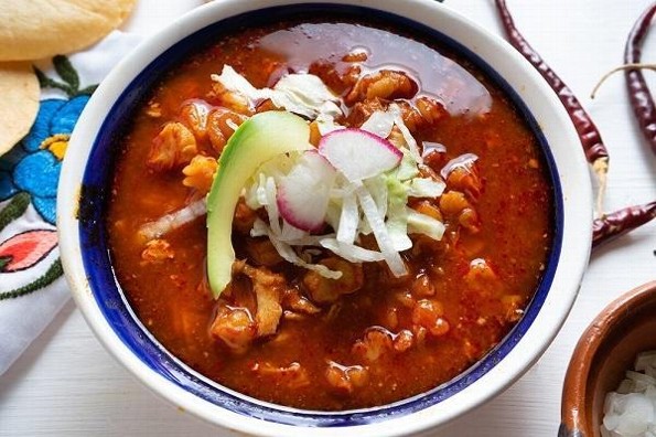 ¡No abuses del pozole! Evita comer de más en las Fiestas Patrias