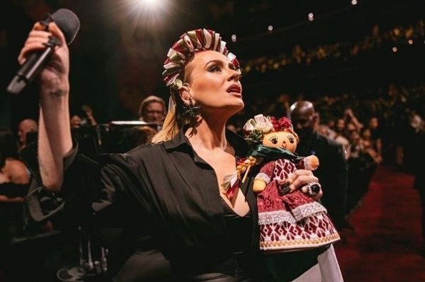 Imagen Fan regala a Adele bandera de México y muñeca Lele; la cantante queda impactada (+videos)
