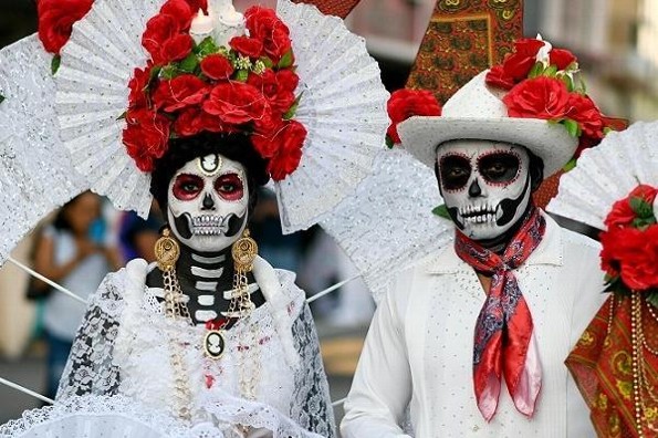 Realizan el Carnaval de Catrinas en Veracruz ¡hubo huesudas cabezudas! (+fotos)