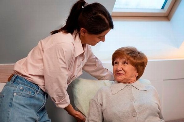 Hay que atender la salud física y mental de las personas cuidadoras