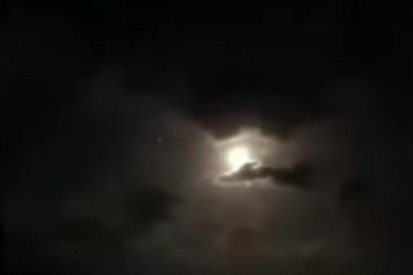Pescadores captan en video una luz extraña en el cielo ¿un OVNI?