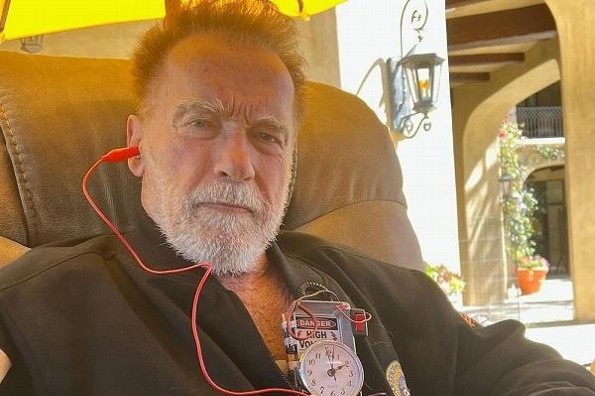 Arnold Schwarzenegger mostró su marcapasos tras cirugías a corazón abierto (+foto)