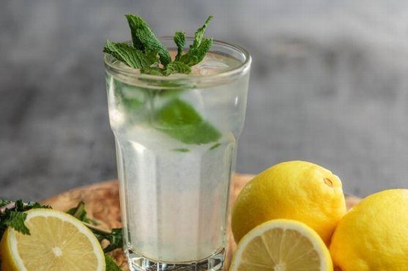 Beneficios y desventajas del agua de limón en ayunas para bajar de peso