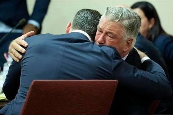 Anulan juicio contra Alec Baldwin; entre lágrimas el actor sale de la Corte