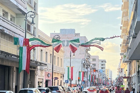 El centro de Veracruz se viste de colores patrios ¡Que inicien las fiestas!  (+video)