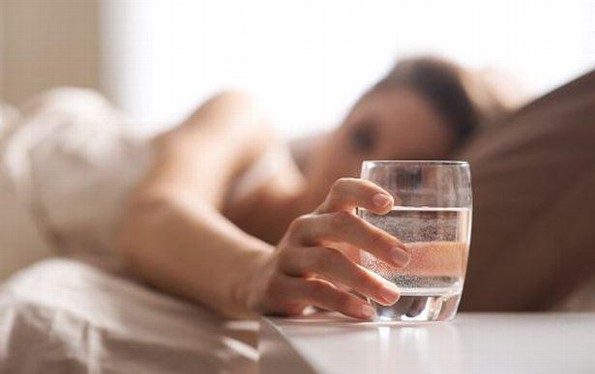 ¿Es bueno tomar agua antes de dormir?