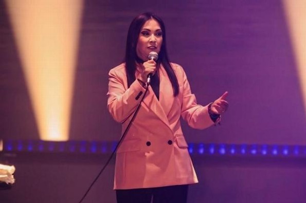 ¡Trakaaaa! Ana Gabriel humilla a fan en pleno concierto 