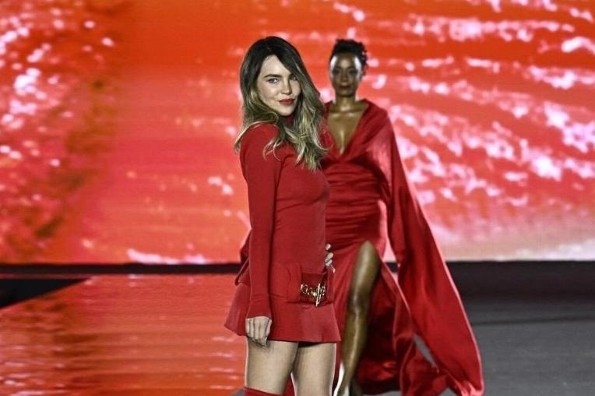 La aparatosa caída de Belinda en pleno desfile de moda en París (+video)