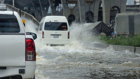 Tips  que te damos para cuidar tu carro cuando manejas en una inundación