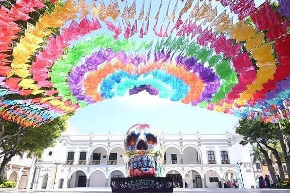 Calaveras gigantes y altar de muertos en Veracruz (+fotos)