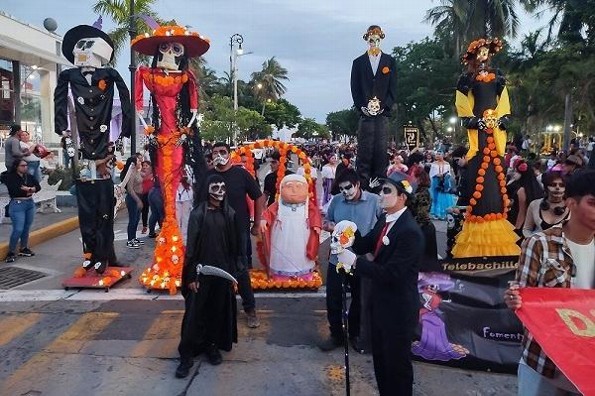 Realizan Carnaval de Catrinas en el centro de Veracruz (+fotos)