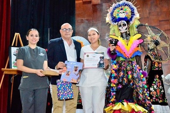 Concurso de Catrinas de jóvenes universitarios (+fotos)