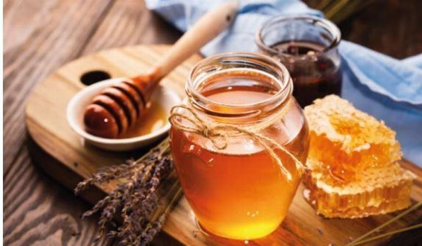 Conoce como se produce la miel de abeja y los beneficios que aporta a nuestra salud