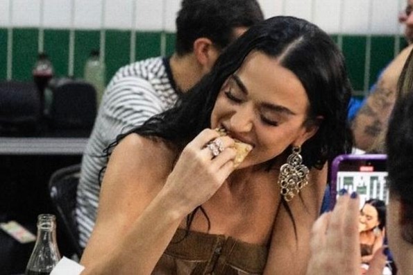 Captan en CDMX a Katy Perry comiendo tacos 