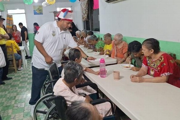 Logia Masónica adelanta la Navidad a los abuelitos del COGRA Veracruz 