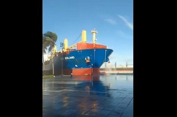 Norte arrastra un barco y se estrella contra muro del Malecón de Veracruz (+videos)  