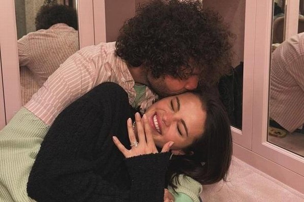 Selena Gomez se compromete con el productor Benny Blanco