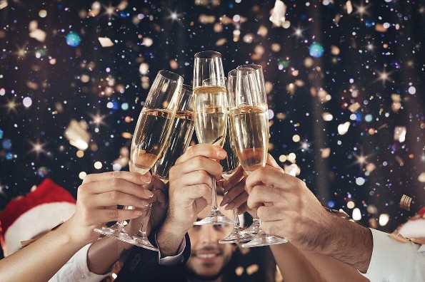 ¡Tips efectivos para que no se te suban las copas en la cena de año nuevo!