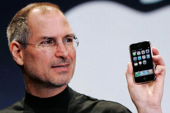 Un día como hoy, pero de 2007 Steve Jobs reveló el telefono de la manzanita 