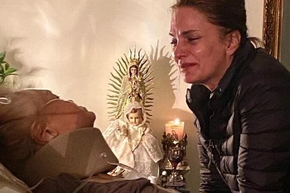 Se acaban a Mariana Seoane por compartir foto de su mamá en el lecho de muerte