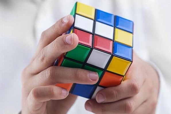 Cumple 50 años el cubo de Rubik ¿lo jugaste?