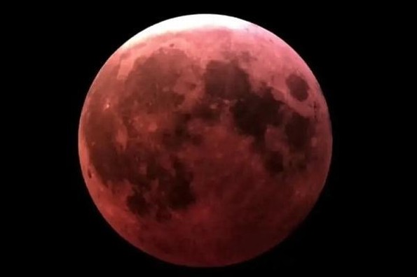 ¡Espectacular eclipse! La Luna se pintó de rojo (+video)